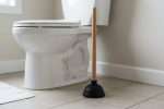 Comment déboucher des toilettes sans ventouse ?