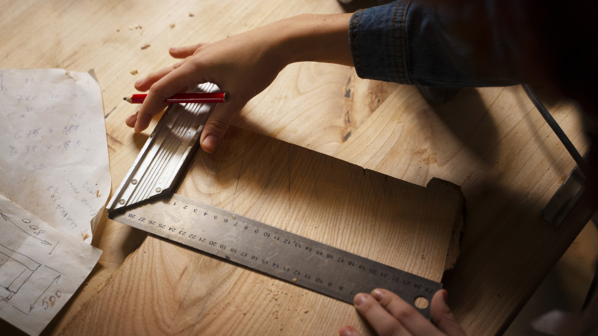 une femme est en train de créer un meuble sur mesure