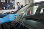Vitre insert fendue : que couvre votre assurance ?